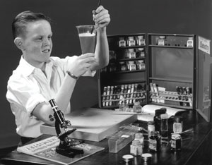 enfant avec jeu de chimie un gamin des années 50 joue avec son set de chimie.